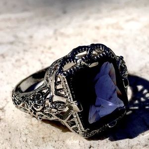 Fashion ring in dark blue with silver filigree